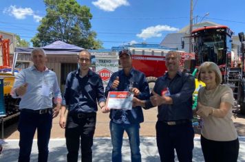 Foto - EXPOSITORES RECEBEM CERTIFICADO DE PARTICIPAÇÃO NA FEIRA NEGÓCIOS DAQUI.