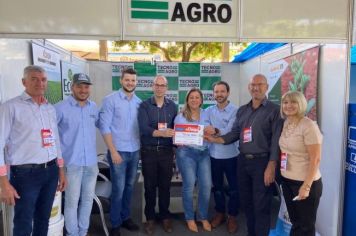 Foto - EXPOSITORES RECEBEM CERTIFICADO DE PARTICIPAÇÃO NA FEIRA NEGÓCIOS DAQUI.