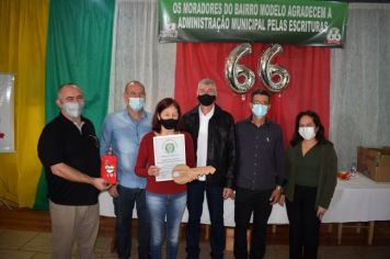 Foto - ENTREGA  DAS ESCRITURAS DOS IMÓVEIS PARA OS MORADORES DO BAIRRO MODELO