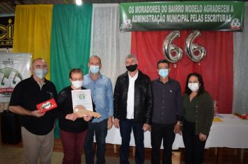 Foto - ENTREGA  DAS ESCRITURAS DOS IMÓVEIS PARA OS MORADORES DO BAIRRO MODELO