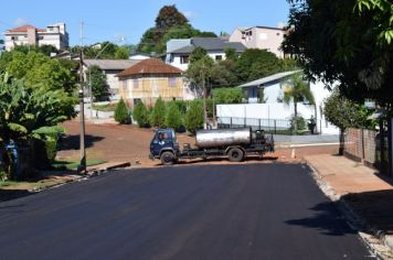 Foto - PREFEITO NA ESTRADA: ROSEMAR SALA VISITA NOVAMENTE OBRA DE PAVIMENTAÇÃO DA RUA TUPÃ