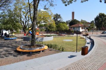 Foto - REVITALIZAÇÃO DA PRAÇA ALIBINDO RIGON E ASFALTO NAS RUAS DO ENTORNO