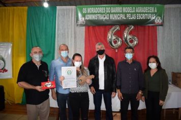 Foto - ENTREGA  DAS ESCRITURAS DOS IMÓVEIS PARA OS MORADORES DO BAIRRO MODELO