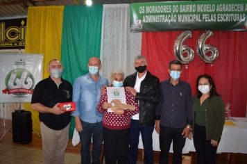 Foto - ENTREGA  DAS ESCRITURAS DOS IMÓVEIS PARA OS MORADORES DO BAIRRO MODELO