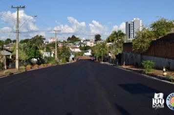 Foto - PREFEITO NA ESTRADA: ROSEMAR SALA VISITA NOVAMENTE OBRA DE PAVIMENTAÇÃO DA RUA TUPÃ