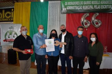 Foto - ENTREGA  DAS ESCRITURAS DOS IMÓVEIS PARA OS MORADORES DO BAIRRO MODELO