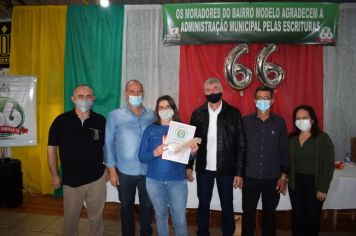 Foto - ENTREGA  DAS ESCRITURAS DOS IMÓVEIS PARA OS MORADORES DO BAIRRO MODELO