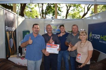 Foto - EXPOSITORES RECEBEM CERTIFICADO DE PARTICIPAÇÃO NA FEIRA NEGÓCIOS DAQUI.