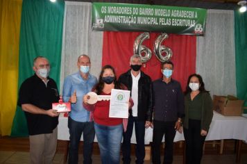 Foto - ENTREGA  DAS ESCRITURAS DOS IMÓVEIS PARA OS MORADORES DO BAIRRO MODELO