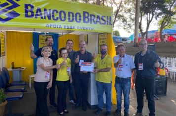 Foto - EXPOSITORES RECEBEM CERTIFICADO DE PARTICIPAÇÃO NA FEIRA NEGÓCIOS DAQUI.