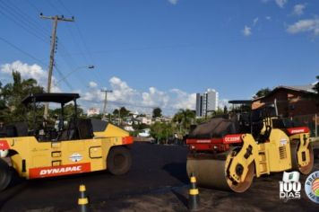 Foto - PREFEITO NA ESTRADA: ROSEMAR SALA VISITA NOVAMENTE OBRA DE PAVIMENTAÇÃO DA RUA TUPÃ