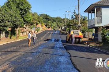 Foto - PREFEITO NA ESTRADA: ROSEMAR SALA VISITA NOVAMENTE OBRA DE PAVIMENTAÇÃO DA RUA TUPÃ