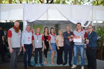 Foto - EXPOSITORES RECEBEM CERTIFICADO DE PARTICIPAÇÃO NA FEIRA NEGÓCIOS DAQUI.