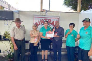 Foto - EXPOSITORES RECEBEM CERTIFICADO DE PARTICIPAÇÃO NA FEIRA NEGÓCIOS DAQUI.