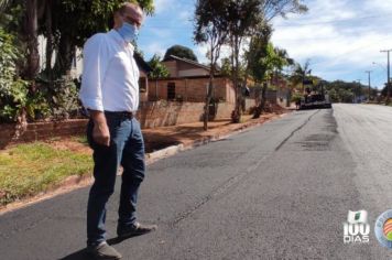 Foto - PREFEITO NA ESTRADA: ROSEMAR SALA VISITA NOVAMENTE OBRA DE PAVIMENTAÇÃO DA RUA TUPÃ