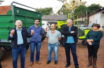 Foto - Associações de Produtores recebem equipamentos agrícolas