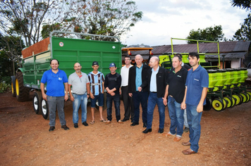 Foto - Associações de Produtores recebem equipamentos agrícolas