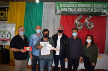 Foto - ENTREGA  DAS ESCRITURAS DOS IMÓVEIS PARA OS MORADORES DO BAIRRO MODELO