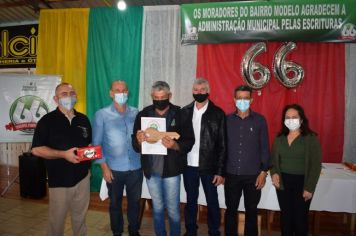 Foto - ENTREGA  DAS ESCRITURAS DOS IMÓVEIS PARA OS MORADORES DO BAIRRO MODELO