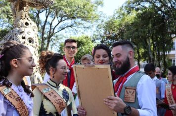 Foto - MUNICÍPIO RECEPCIONA PRENDAS E PEÕES DO RS