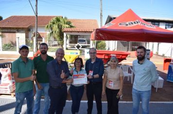 Foto - EXPOSITORES RECEBEM CERTIFICADO DE PARTICIPAÇÃO NA FEIRA NEGÓCIOS DAQUI.