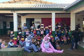 Foto - Coelhinhos visitam educandários (2019)