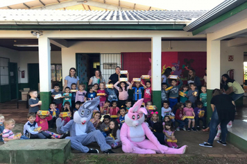 Foto - Coelhinhos visitam educandários (2019)