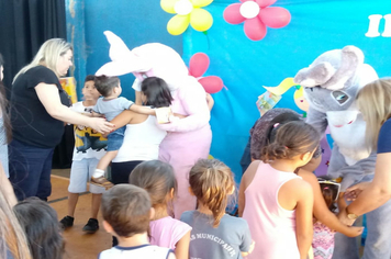 Foto - Coelhinhos visitam educandários (2019)