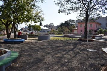 Foto - REVITALIZAÇÃO DA PRAÇA ALIBINDO RIGON E ASFALTO NAS RUAS DO ENTORNO