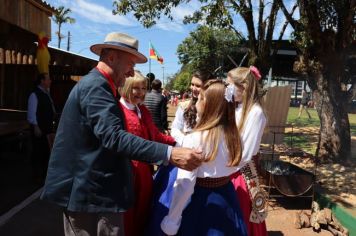 Foto - ACAMPAMENTO FARROUPILHA - APRESENTAÇÃO DE INVERNADAS