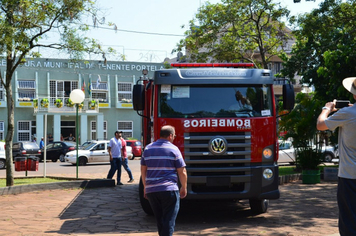 Foto - Entrega Caminhão de Bombeiros/SAMU