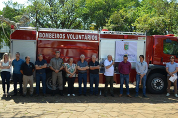 Foto - Entrega Caminhão de Bombeiros/SAMU