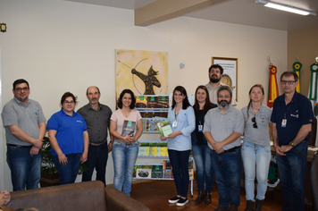 Foto - Entrega das Minibibliotecas