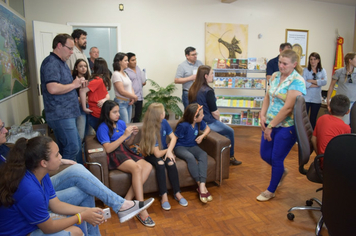 Foto - Entrega das Minibibliotecas