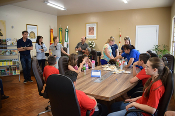 Foto - Entrega das Minibibliotecas