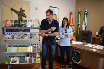 Foto - Entrega das Minibibliotecas