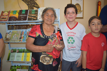 Foto - Entrega das Minibibliotecas