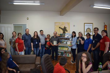 Foto - Entrega das Minibibliotecas