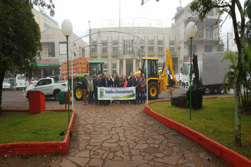 Foto - Entrega de Maquinas e Veículos - 25/06/2018