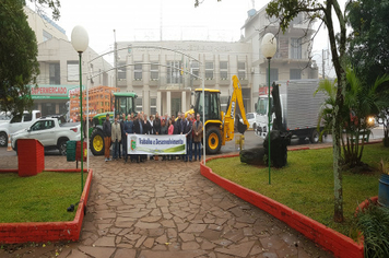 Foto - Entrega de Maquinas e Veículos - 25/06/2018