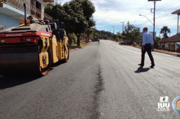 Foto - PREFEITO NA ESTRADA: ROSEMAR SALA VISITA NOVAMENTE OBRA DE PAVIMENTAÇÃO DA RUA TUPÃ