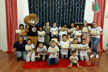 Foto - Formatura Alunos Proerd - Programa Educacional de Resistência as Drogas