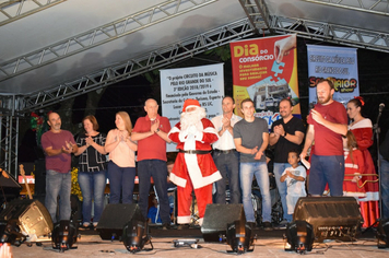 Foto - Natal Feliz 2018 - Entrega da Chave da cidade para o Papai Noel + Banda Sol Maior