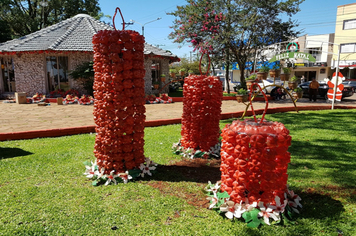 Foto - Praças e avenidas recebem enfeites de natal em  Tenente Portela