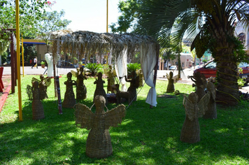 Foto - Praças e avenidas recebem enfeites de natal em  Tenente Portela