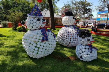 Foto - Praças e avenidas recebem enfeites de natal em  Tenente Portela