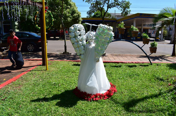 Foto - Praças e avenidas recebem enfeites de natal em  Tenente Portela