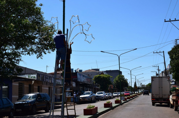 Foto - Praças e avenidas recebem enfeites de natal em  Tenente Portela