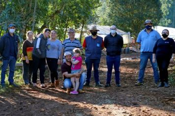 “PREFEITO NA ESTRADA” VISITA PROPRIEDADE DESTAQUE NA PRODUÇÃO DE MORANGOS