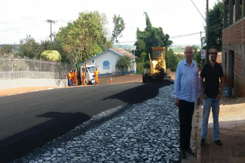 Prefeito Carboni acompanha obras de asfaltamento no centro da cidade